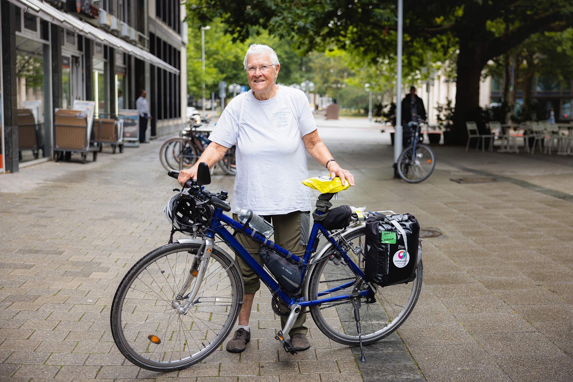 Marta Binder mit ihrem Fahrrad beim Besuch bei linexo