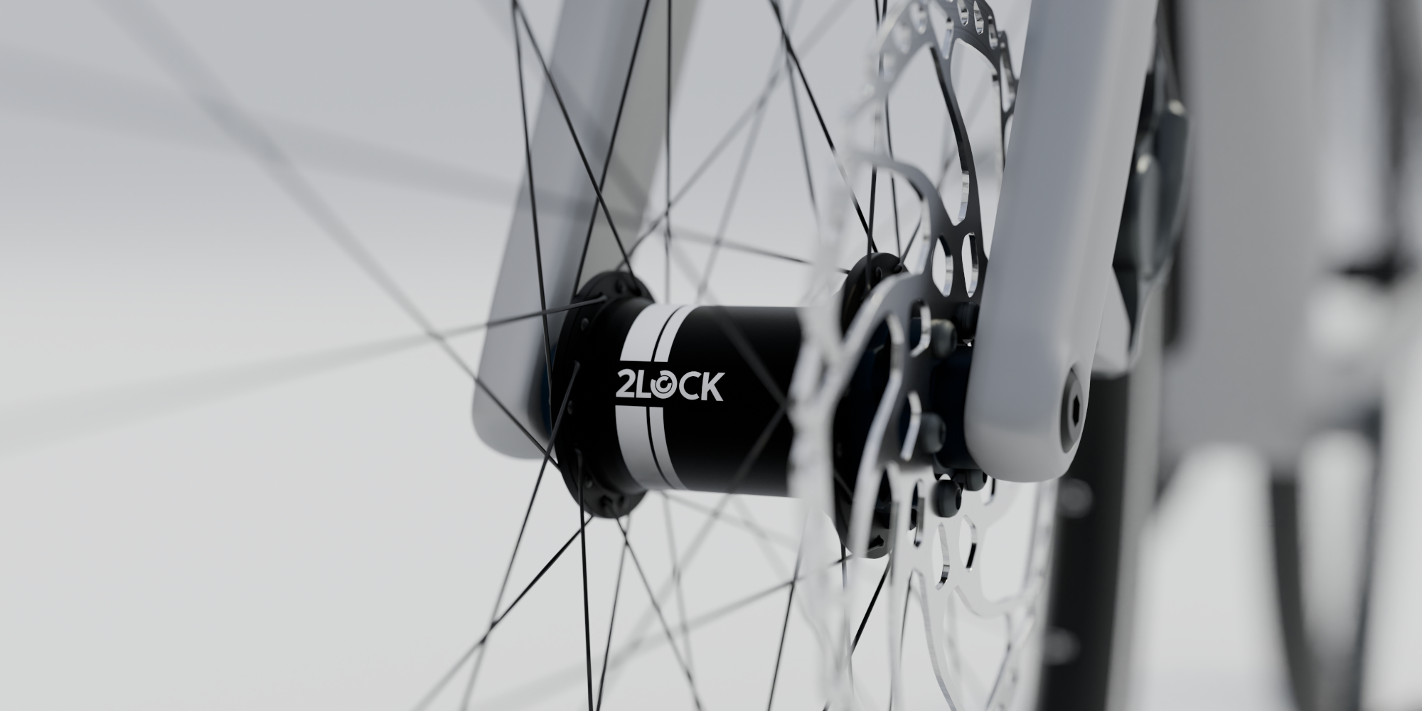 Nahaufnahme eines Fahrradnaben mit Speichen auf einem neutralen Hintergrund.