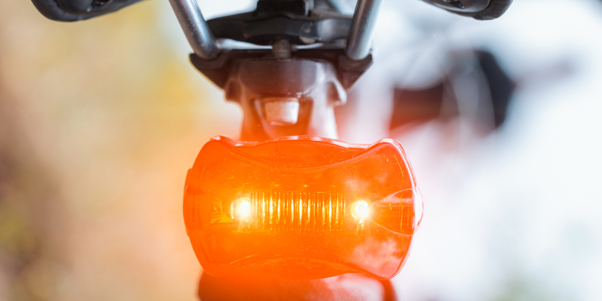 Beleuchtung am E-Bike aufrüsten. Nahaufnahme eines Fahrradrücklichts.