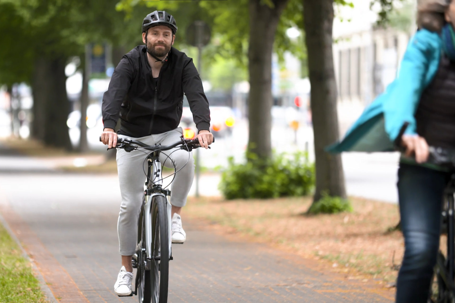 Mann fährt auf Fahrrad durch die Stadt