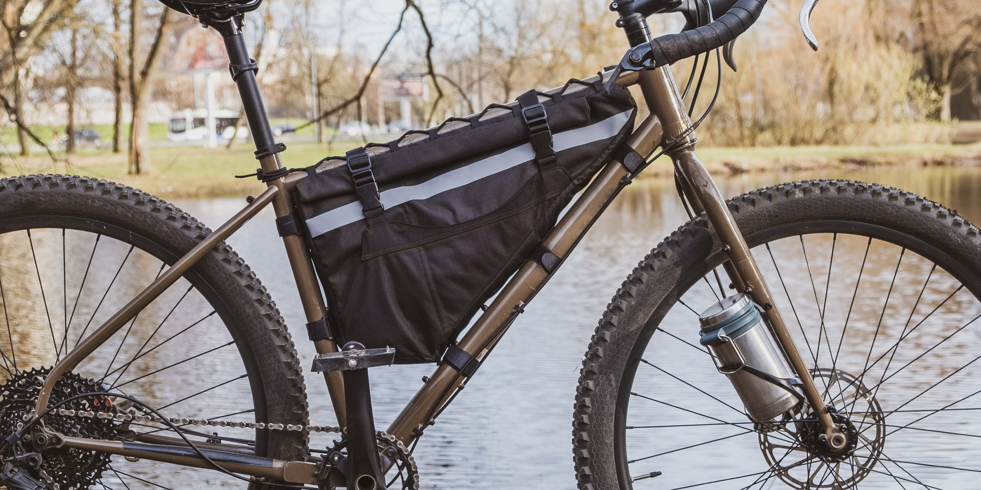 Rahmentasche am Fahrrad in der Natur vor einer See 