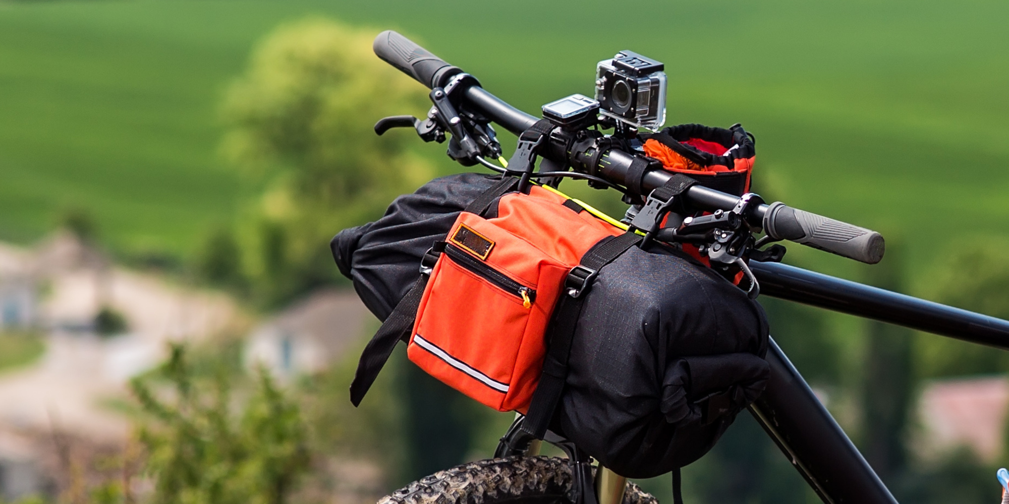 Farbige Lenkertasche am Fahrrad in der Natur