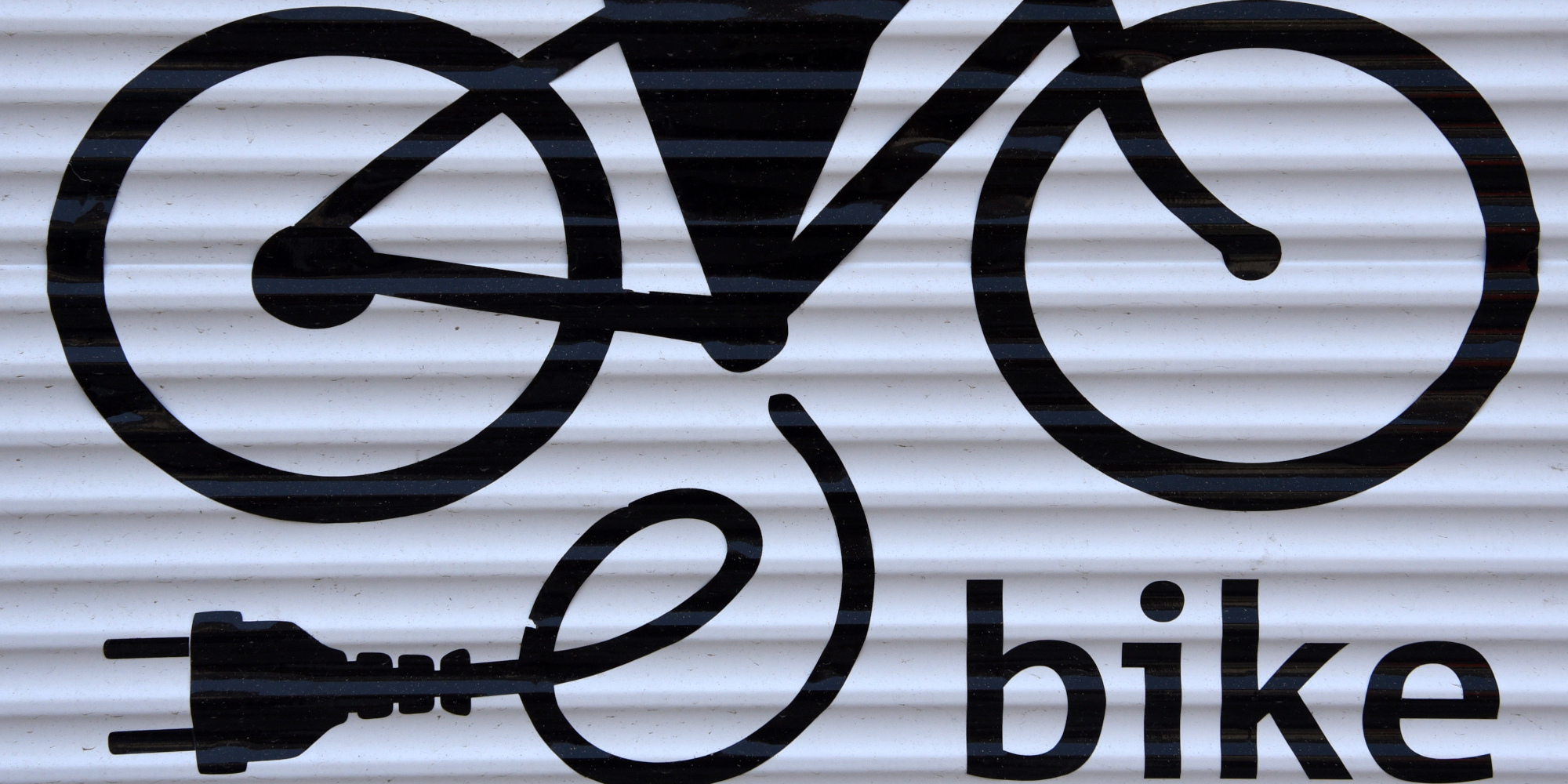 Hinweisschild für E-Bike-Tankstelle; schwarz auf weißem Untergrund 