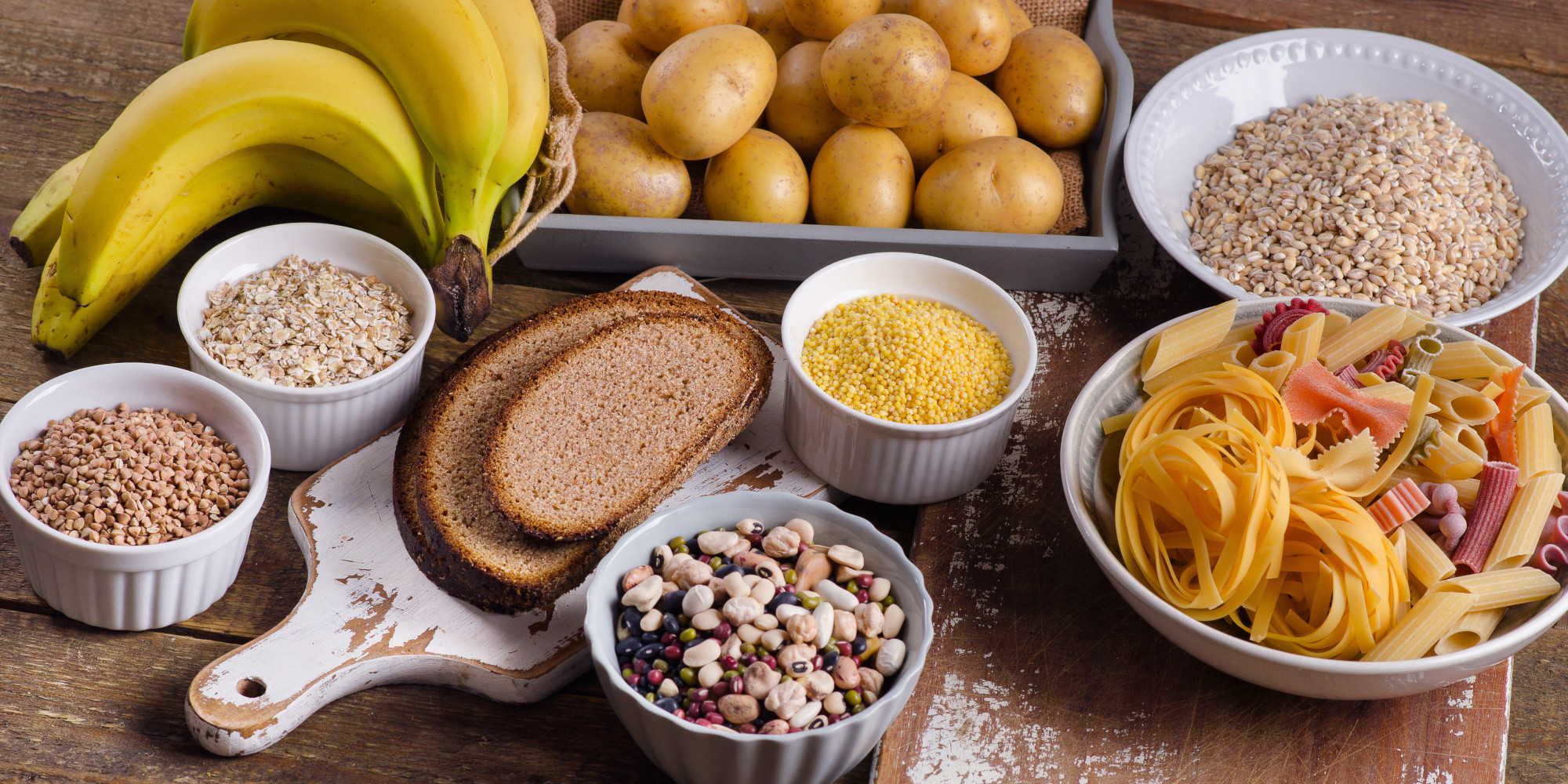 Nahrungsmittel mit vielen Kohlenhydraten: Brot, Kartoffeln, Linsen, Haferflocken, Nudeln und Nüsse