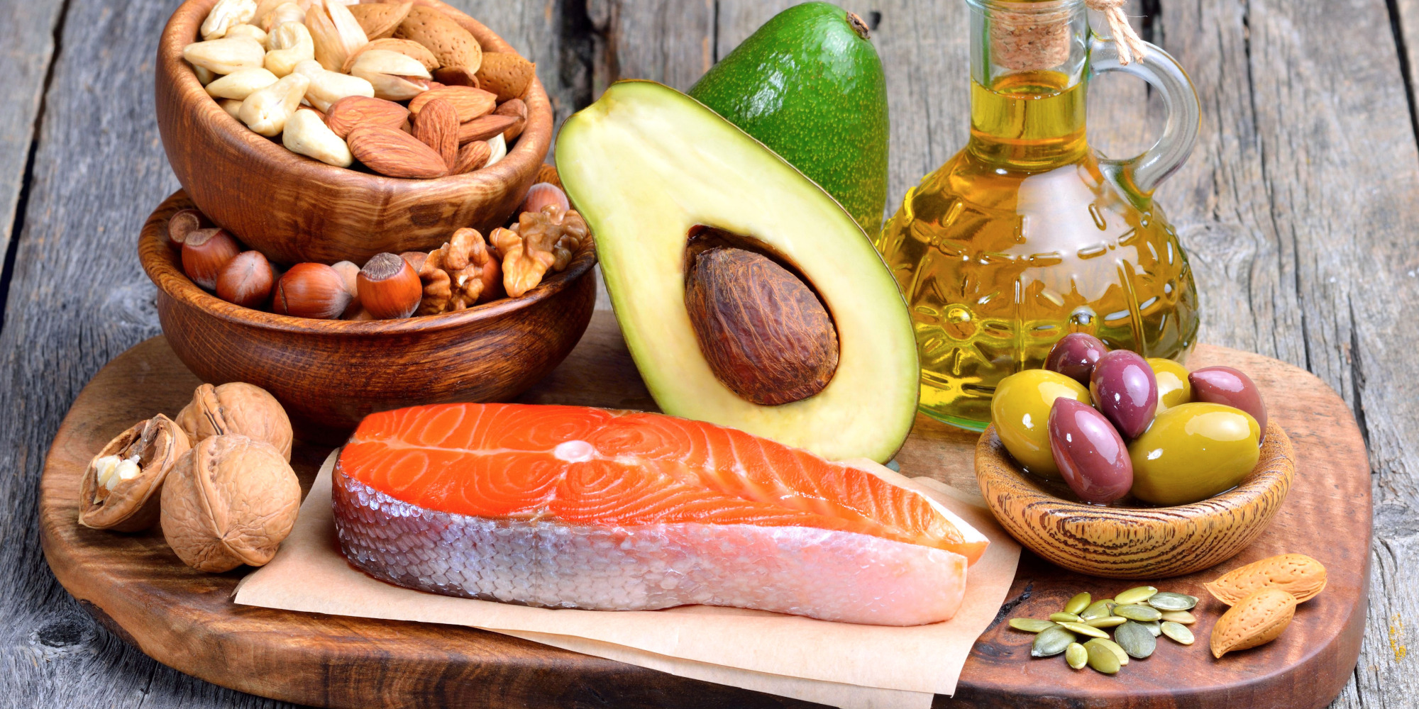 Nahrungsmittel mit gesunden Fetten: Lachs, Avocado, Walnuss, Oliveni und weitere