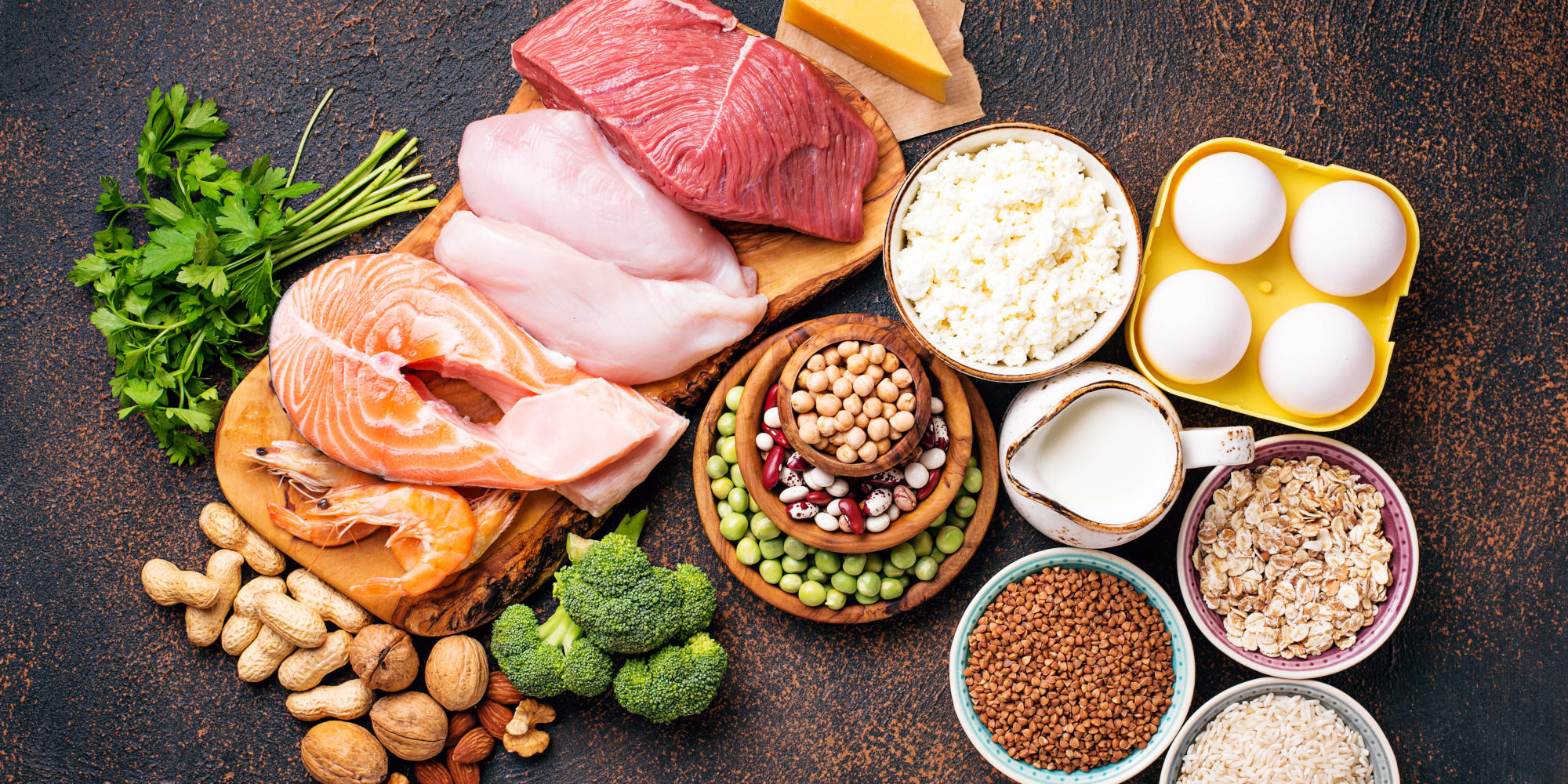 Nahrungsmittel mit viel Protein: Ei, Lachs, Linsen, Käse, Fleisch und Weitere