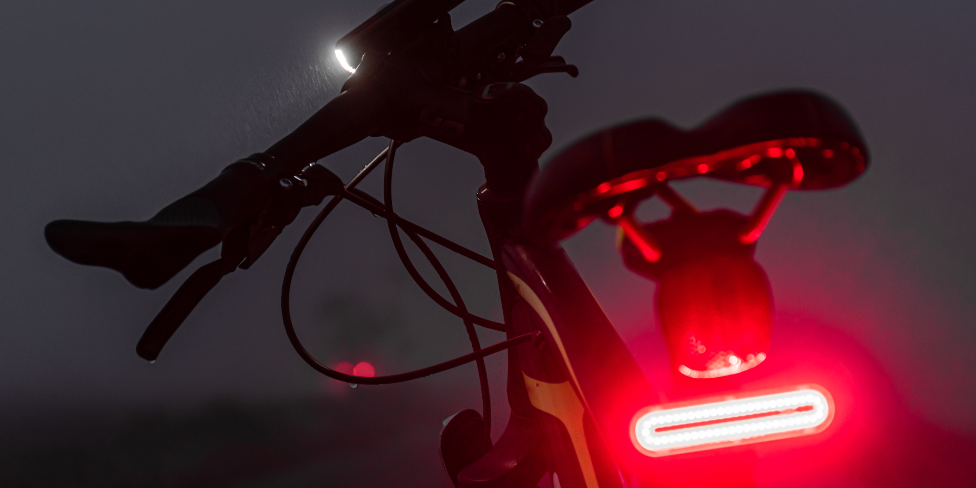 Fahrradblinker-Test – die Favoriten von linexo Fahrrad im Dunkeln mit leuchtenden Lichtern