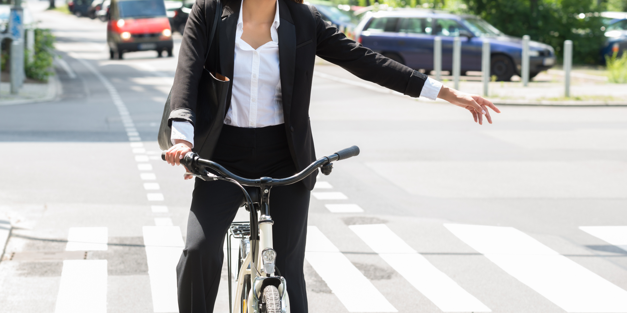 Blinken statt Winken Junge Frau auf dem Fahrrad streckt den Arm aus, um das Abbiegen anzuzeigen