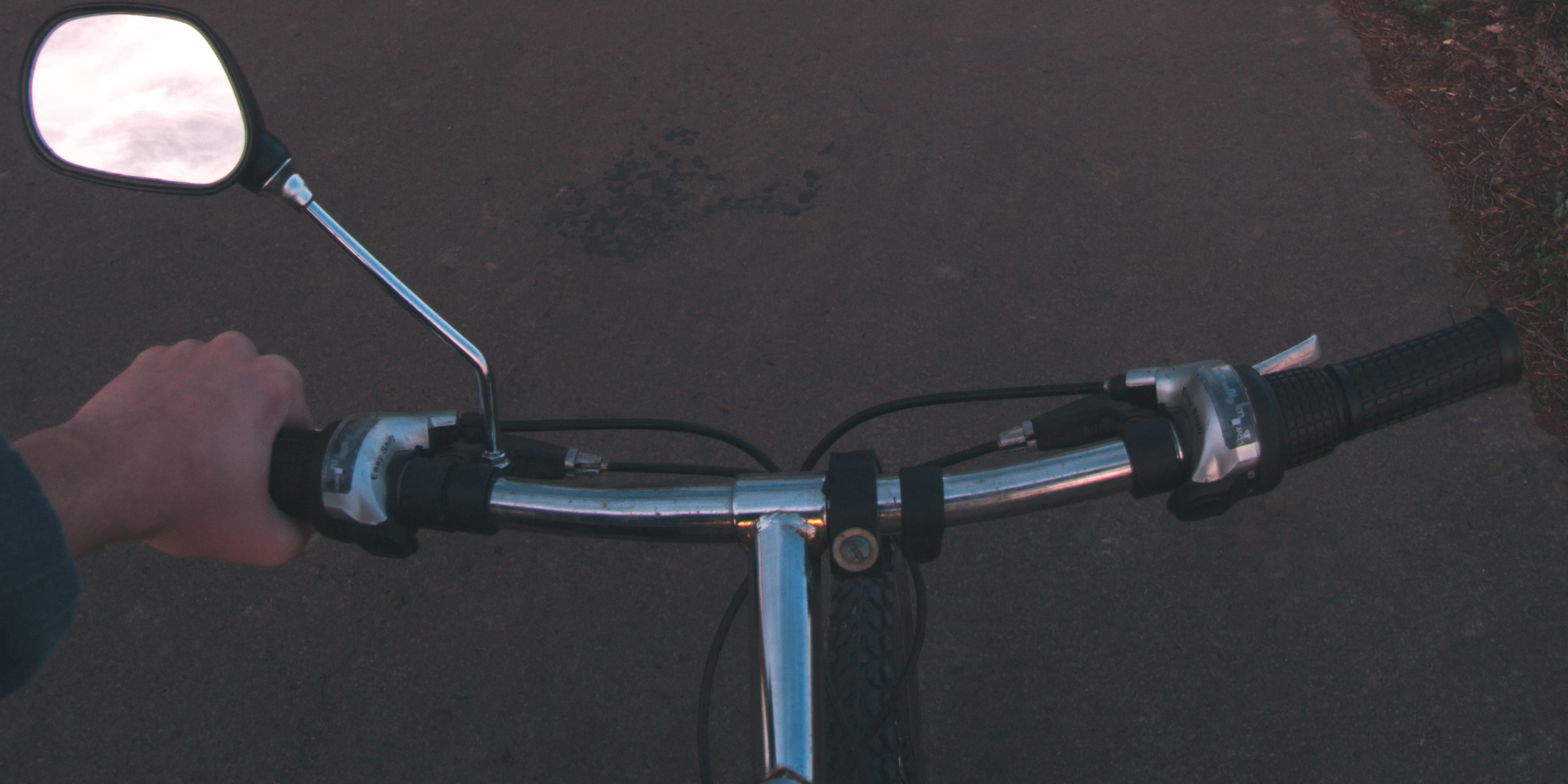 Fahrradlenker von einem fahrenden Fahrrad