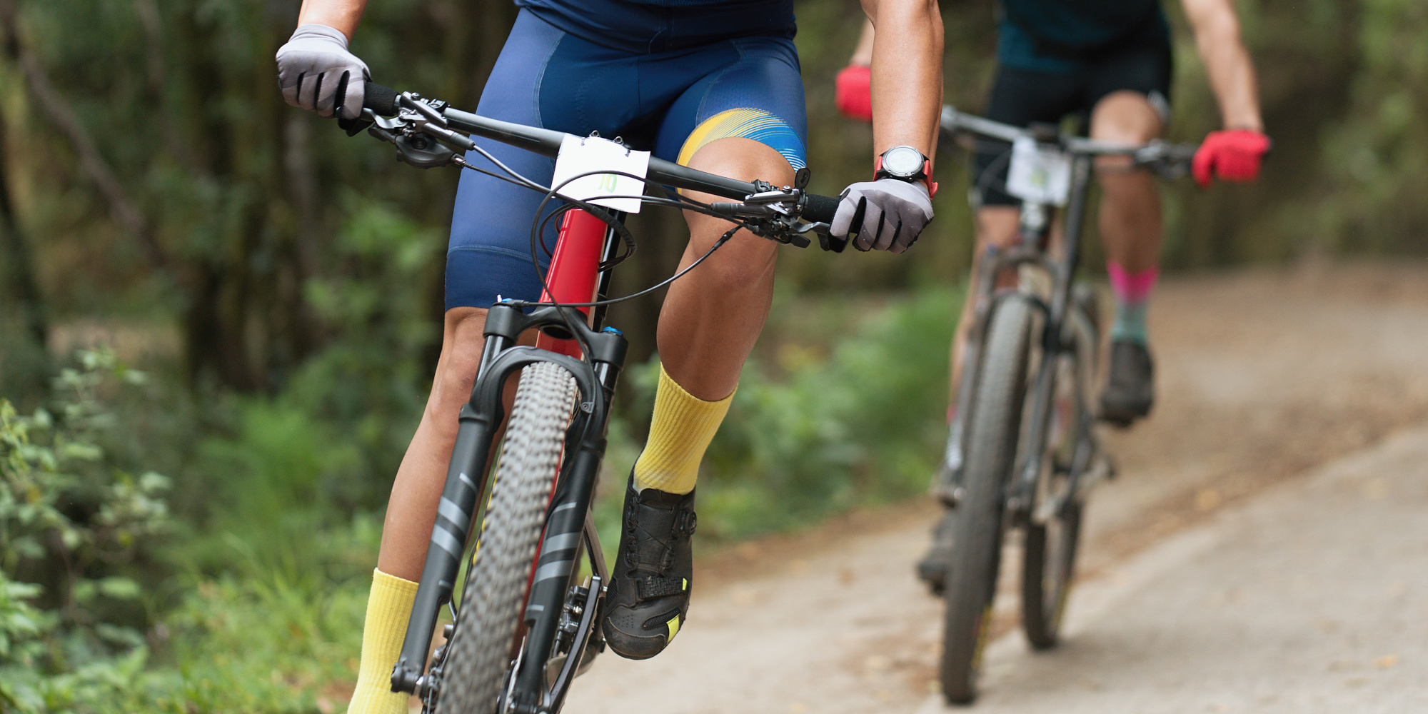 Zwei Radfahrende fahren Fahrrad und tragen Fahrradhandschuhe