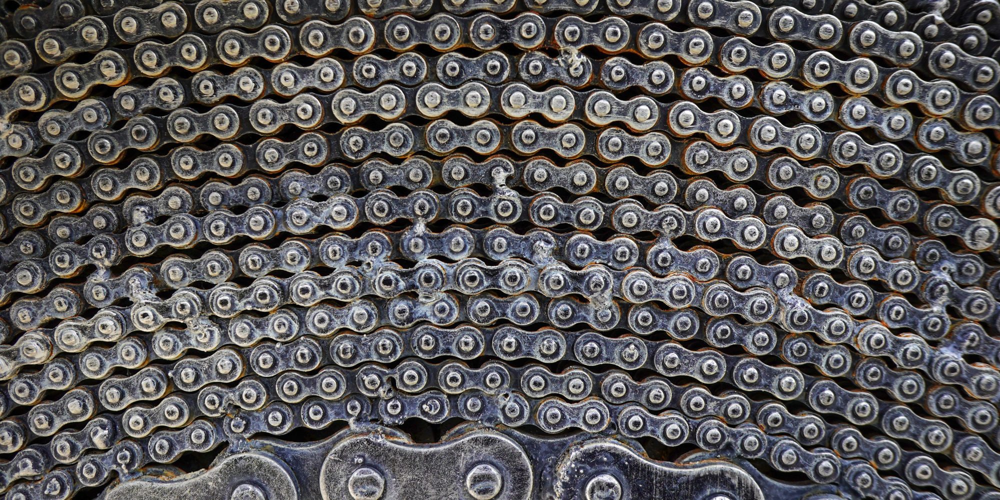 Nahaufnahme einer angeordneten Kette mit vielen Metallgliedern und grauer Farbe.