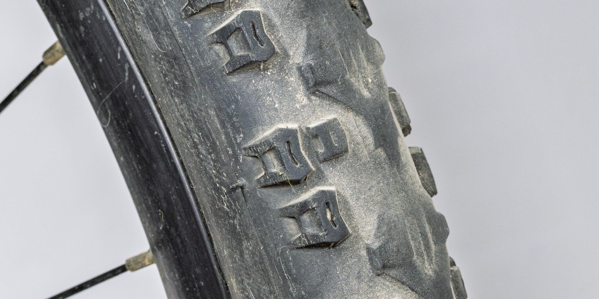 Fahrradreifen-Profil mit Stollen an der Seite: Semi-Slick