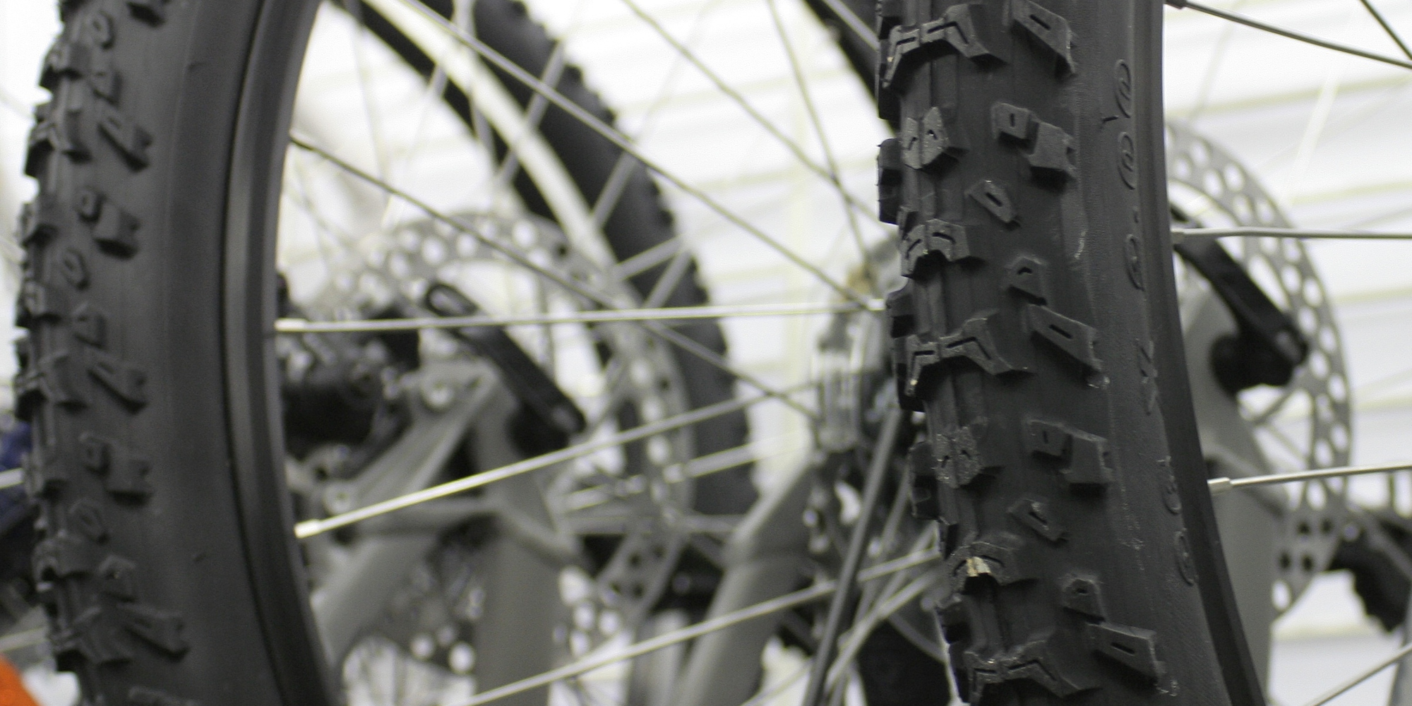 Nahaufnahme von zwei Fahrradreifen mit strukturiertem Profil und Speichen