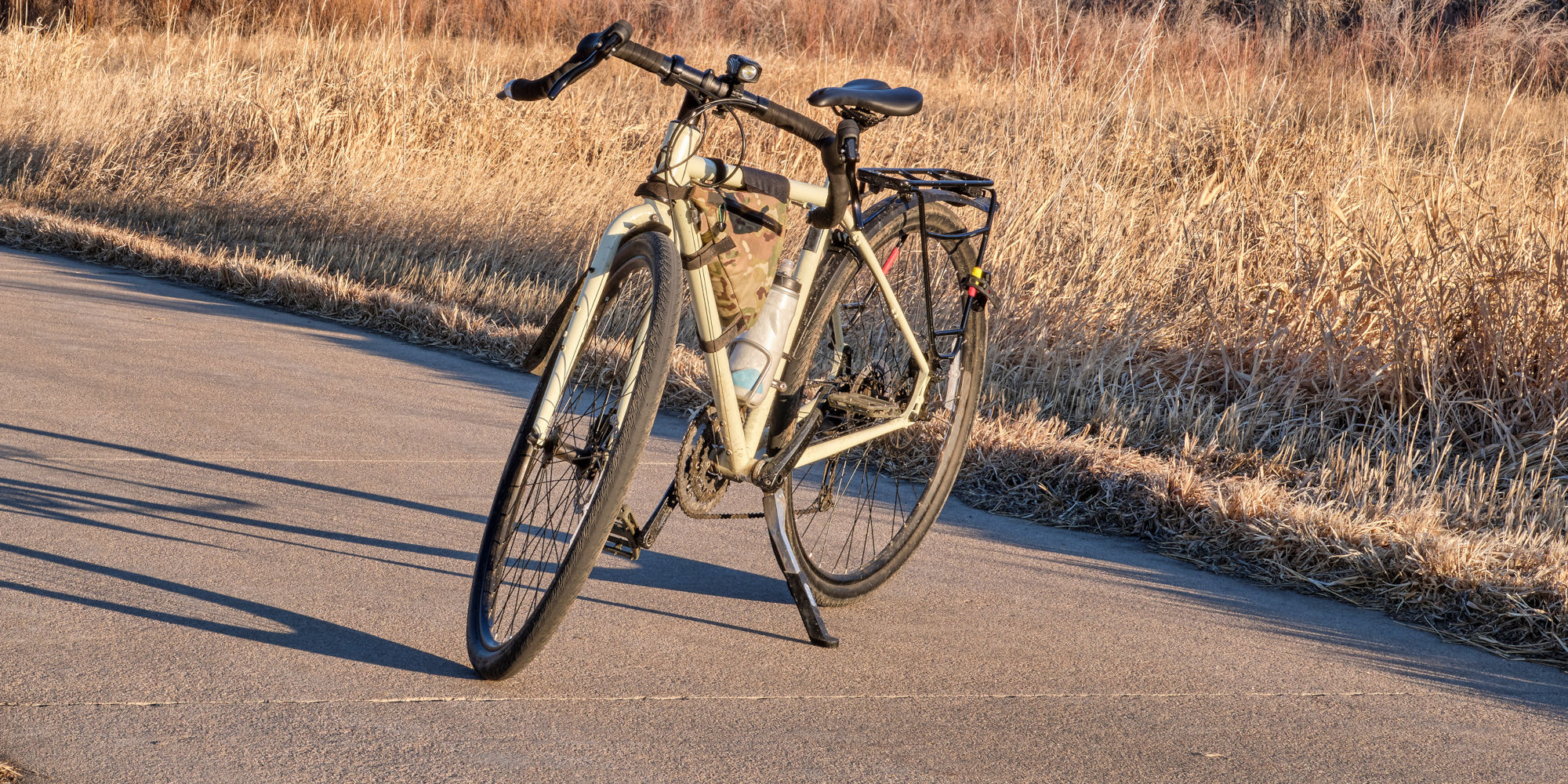 Touring-Bike steht auf einer Straße abgestellt mit einem Seitenfahrradständer
