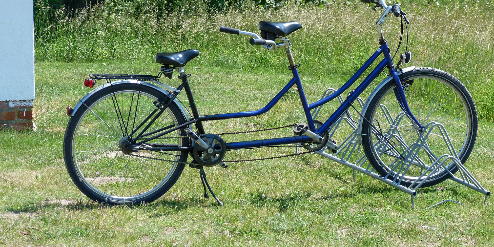 Tandem an Fahrradständer mit Zweibein-Fahrradständer