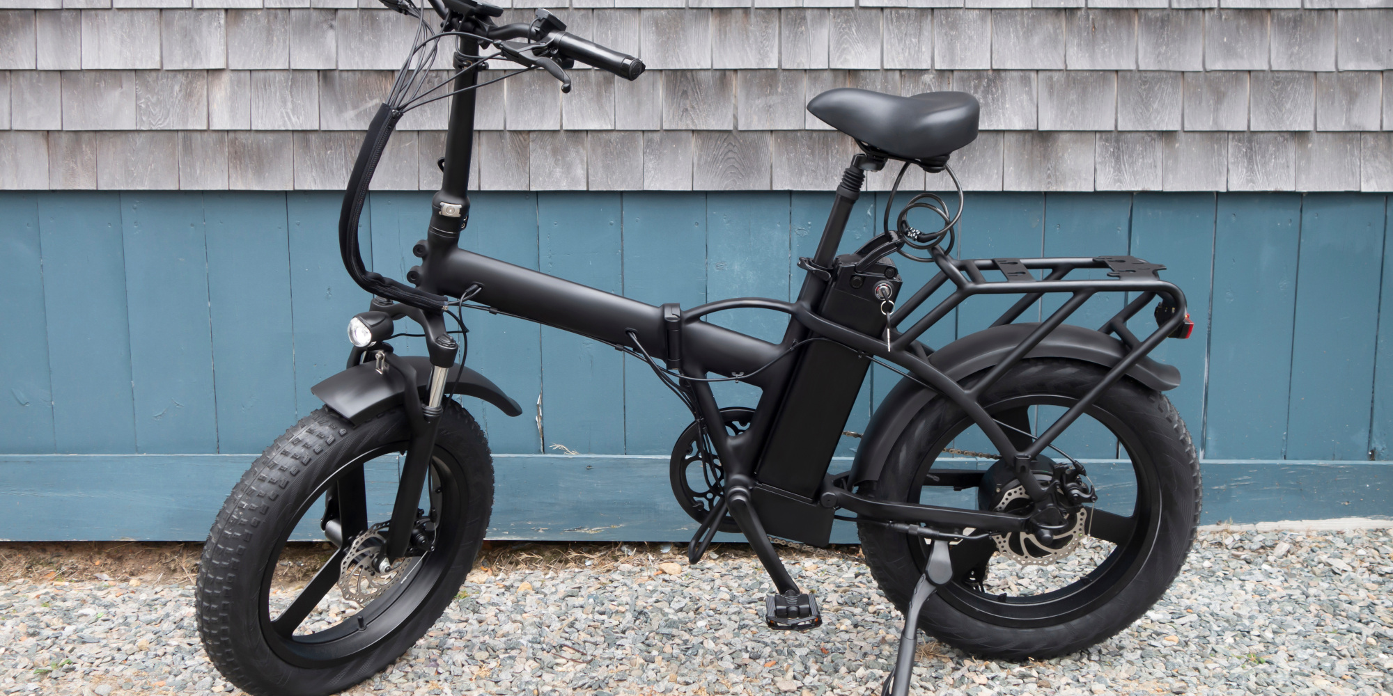 Schwarzes E-Faltrad mit Hinterbau-Fahrradständer