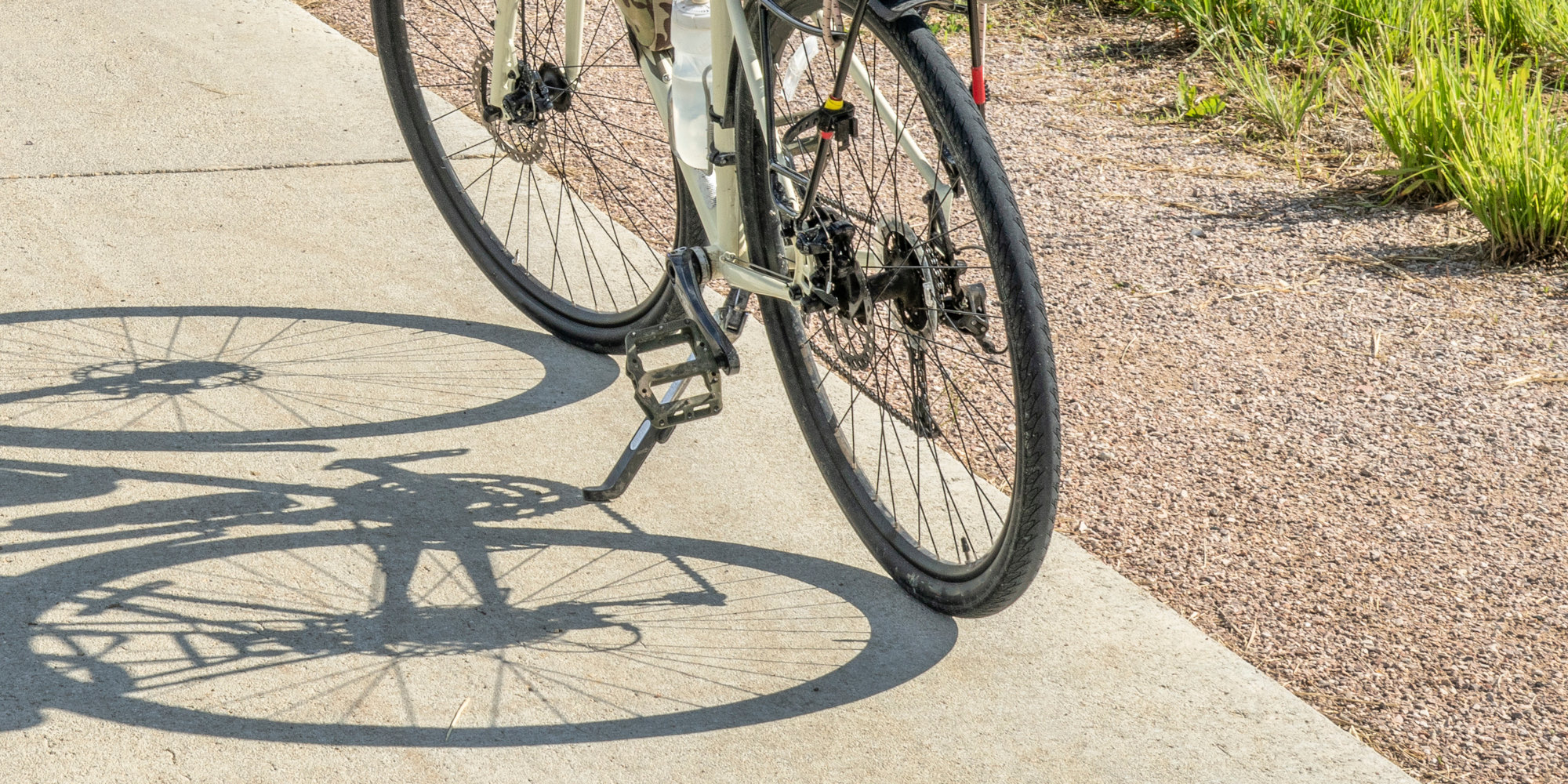 Abgestelltes Fahrrad mit Seitenständer 