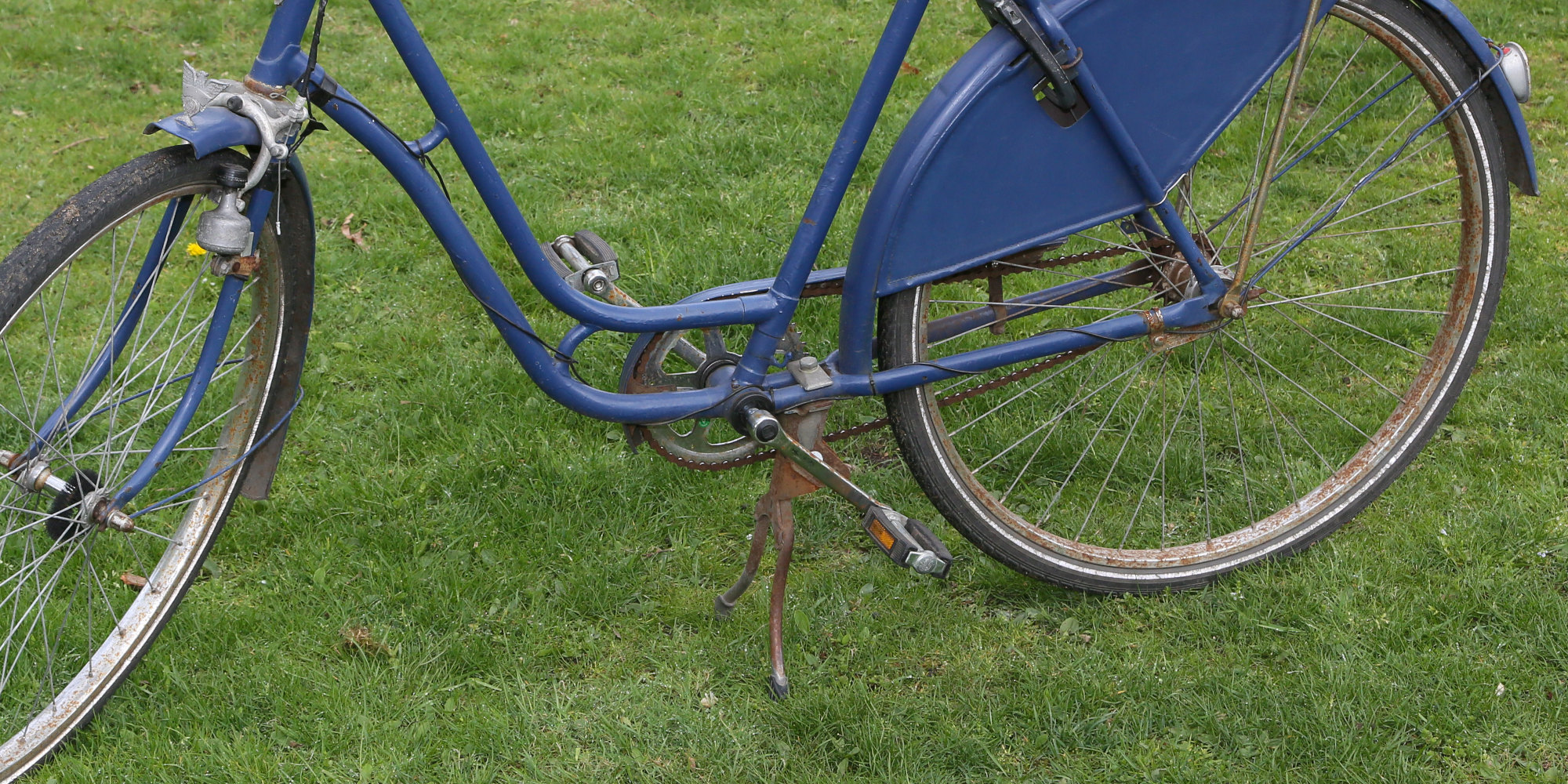 Abgestelltes Fahrrad mit einem Zweibeinständer
