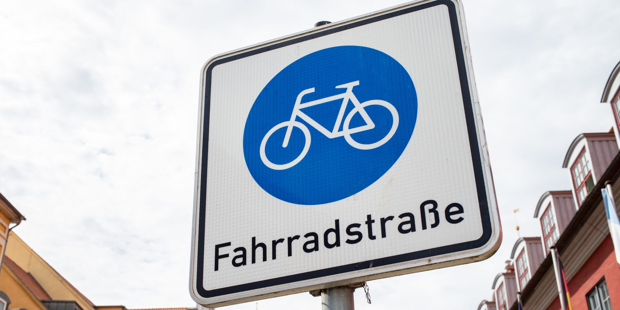Verkehrsschild für Fahrradstraße mit blauem Hintergrund und Fahrradsymbol.