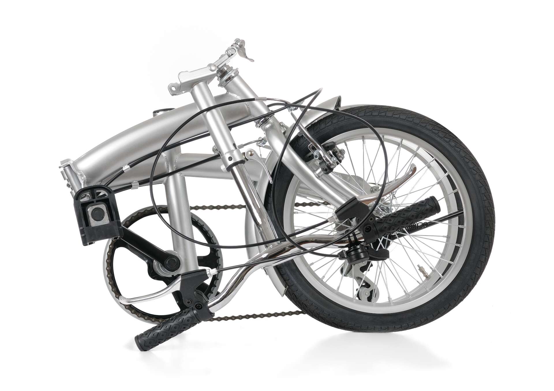 silbernes Faltrad zusammengeklappt auf weißem Hintergrund