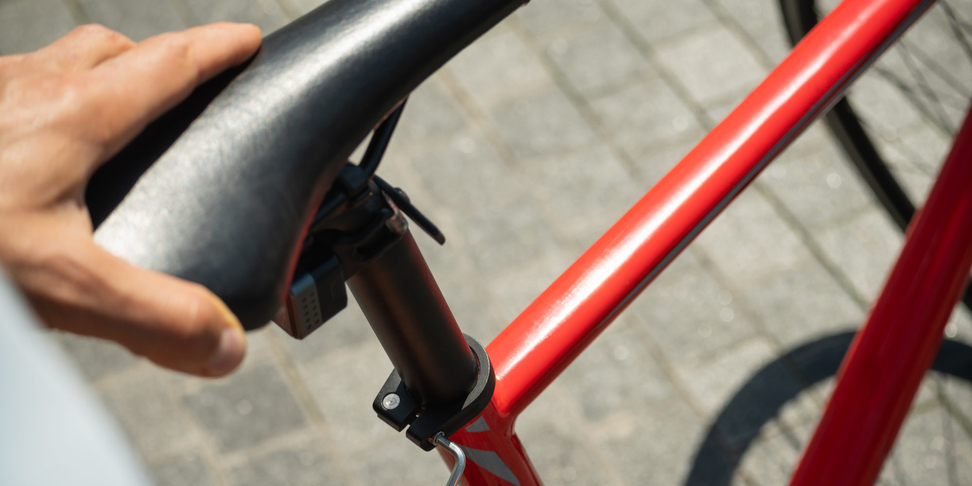 Fahrradsattel wird abgeschraubt