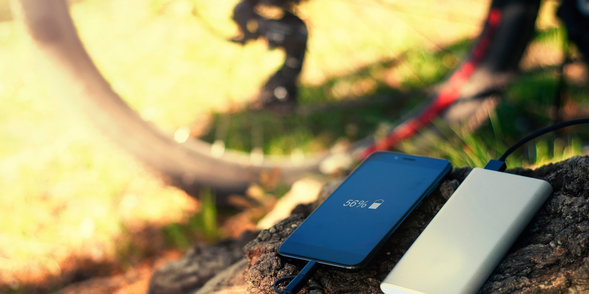Handyladen mit einer Powerbank Handy ist an eine Powerbank angeschlossen und lädt auf