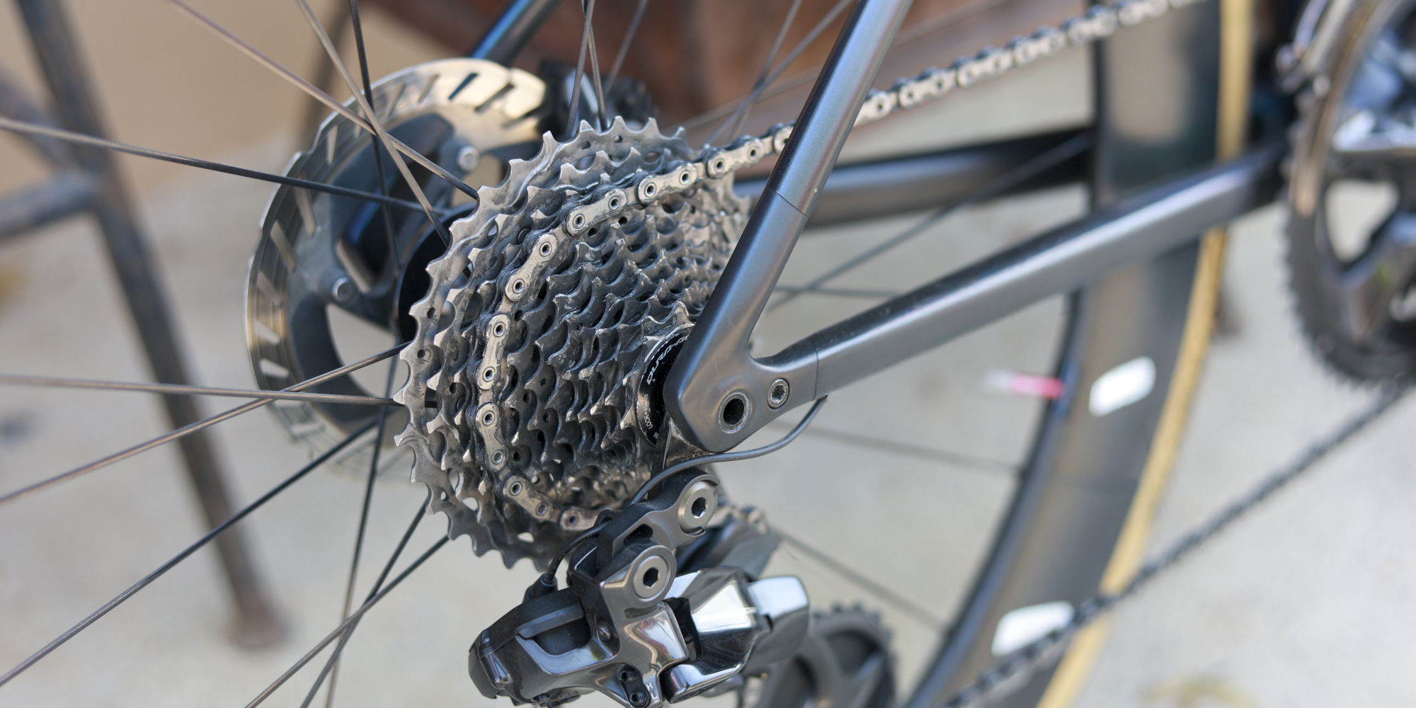 Nahaufnahme eines Fahrrad-Antriebs mit Kette und Zahnrädern.