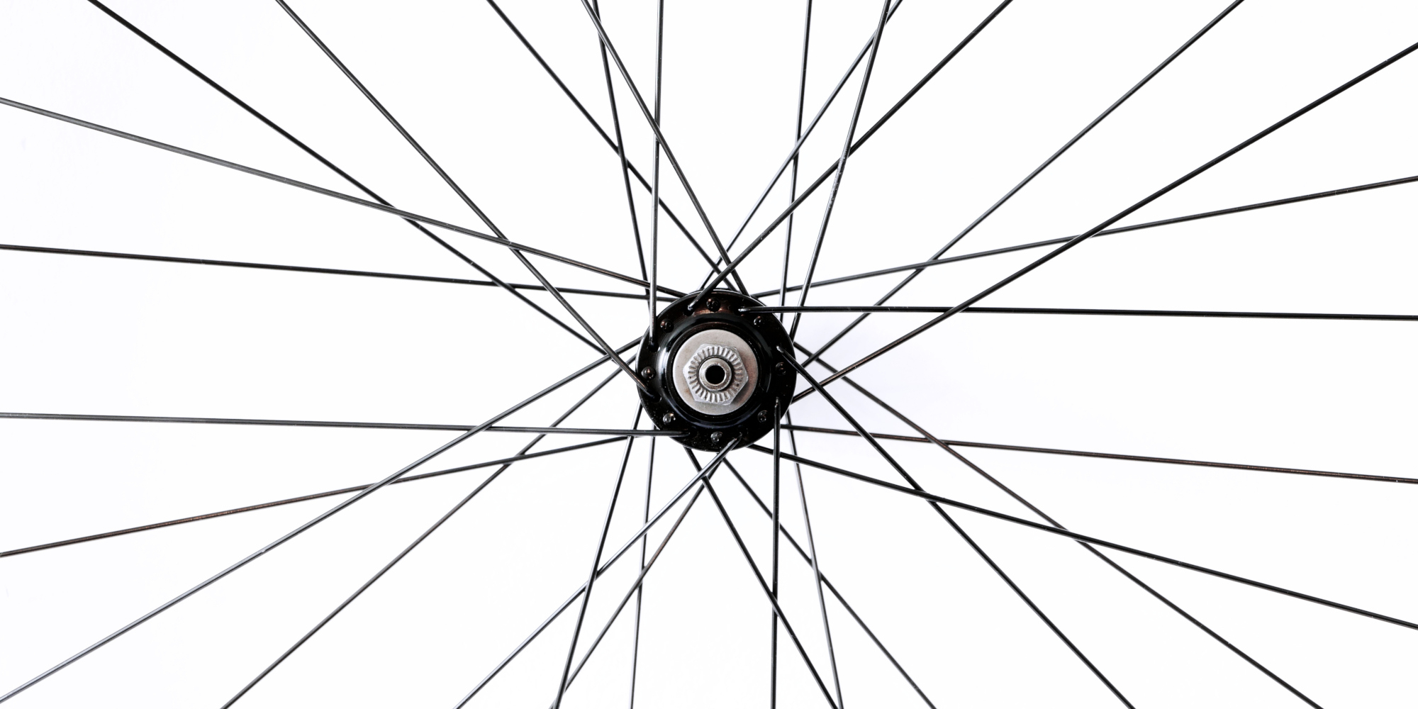 Mitte eines Fahrrades mit Speichen und Nabe auf hellem Hintergrund.