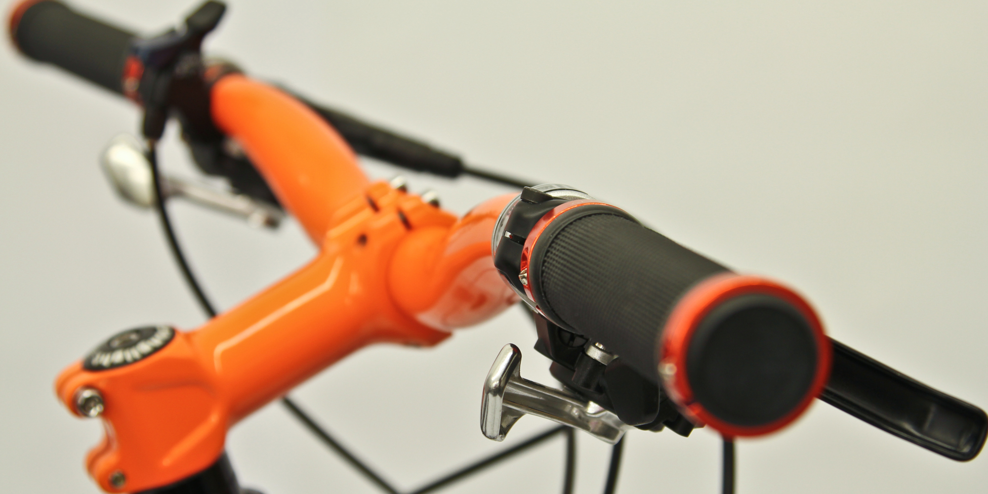 Alle Infos zur Lenkereinstellung am Fahrrad Orangener Fahrradlenker