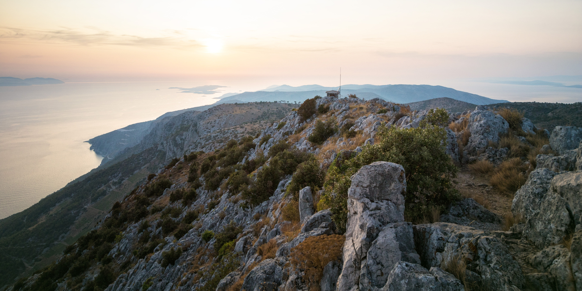 Sonnenuntergang über dem Sveti Nikola, dem höchsten Berg auf Hvar  mit Meerblick.