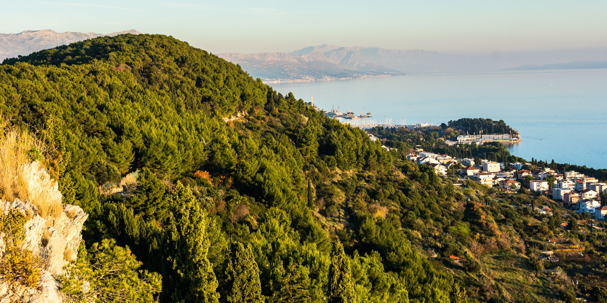 Berg Majan mit Blick auf das Meer und eine Küstenstadt im Hintergrund.