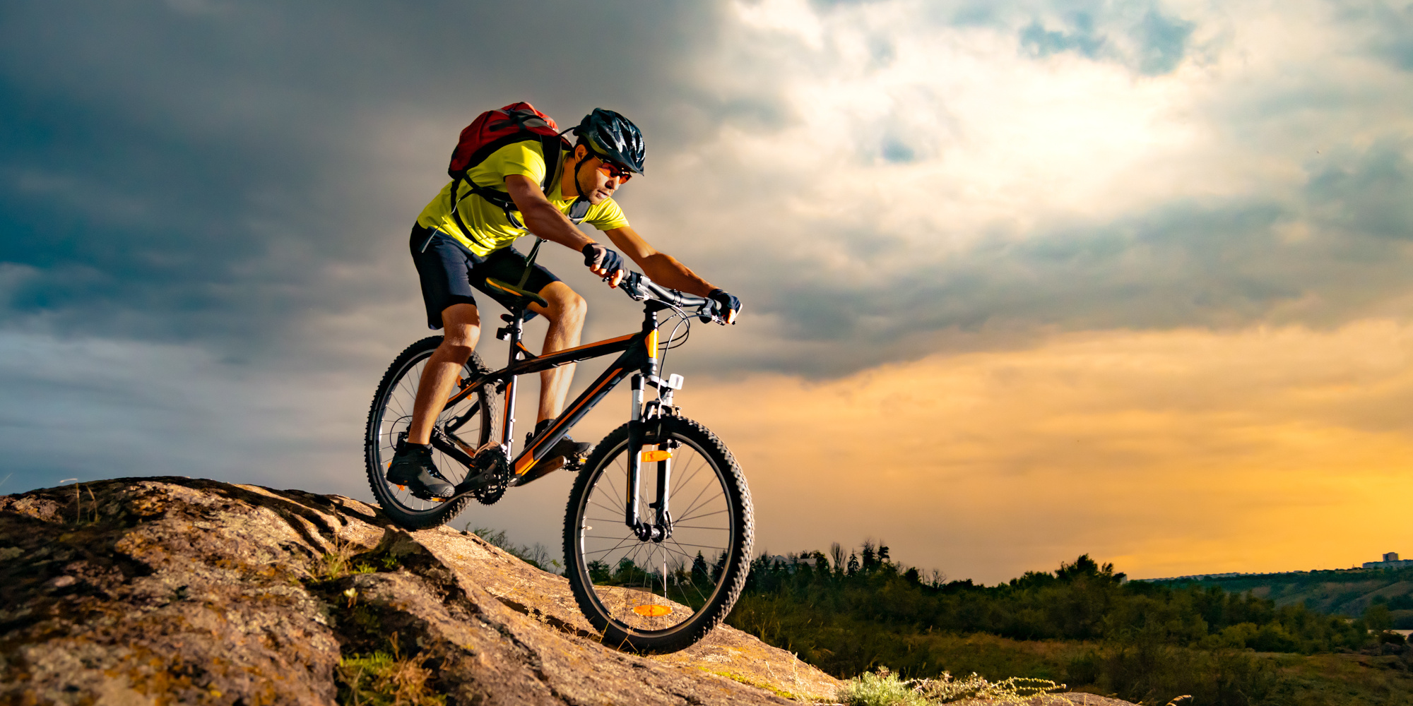 Mann fährt mit einem Mountainbike einen Trail herunter