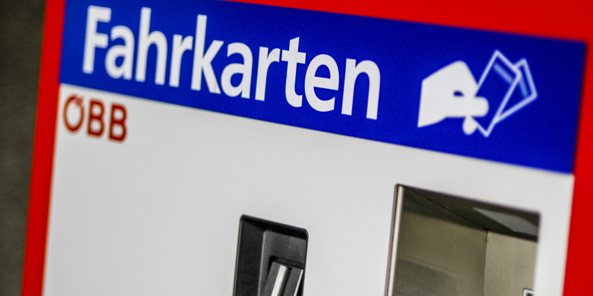 Fahrkartenautomat der ÖBB in rot-weißer Farbgestaltung mit Ticketbezeichner.