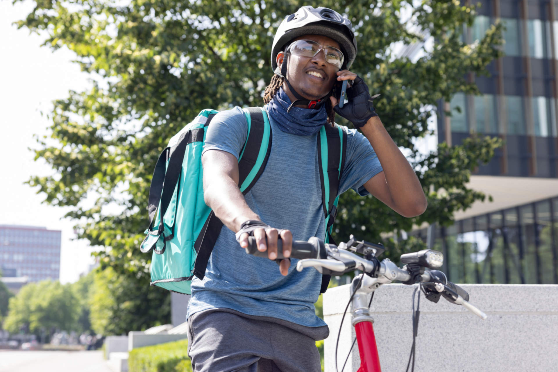 Ein Mann fährt  mit dem Fahrrad zur Arbeit