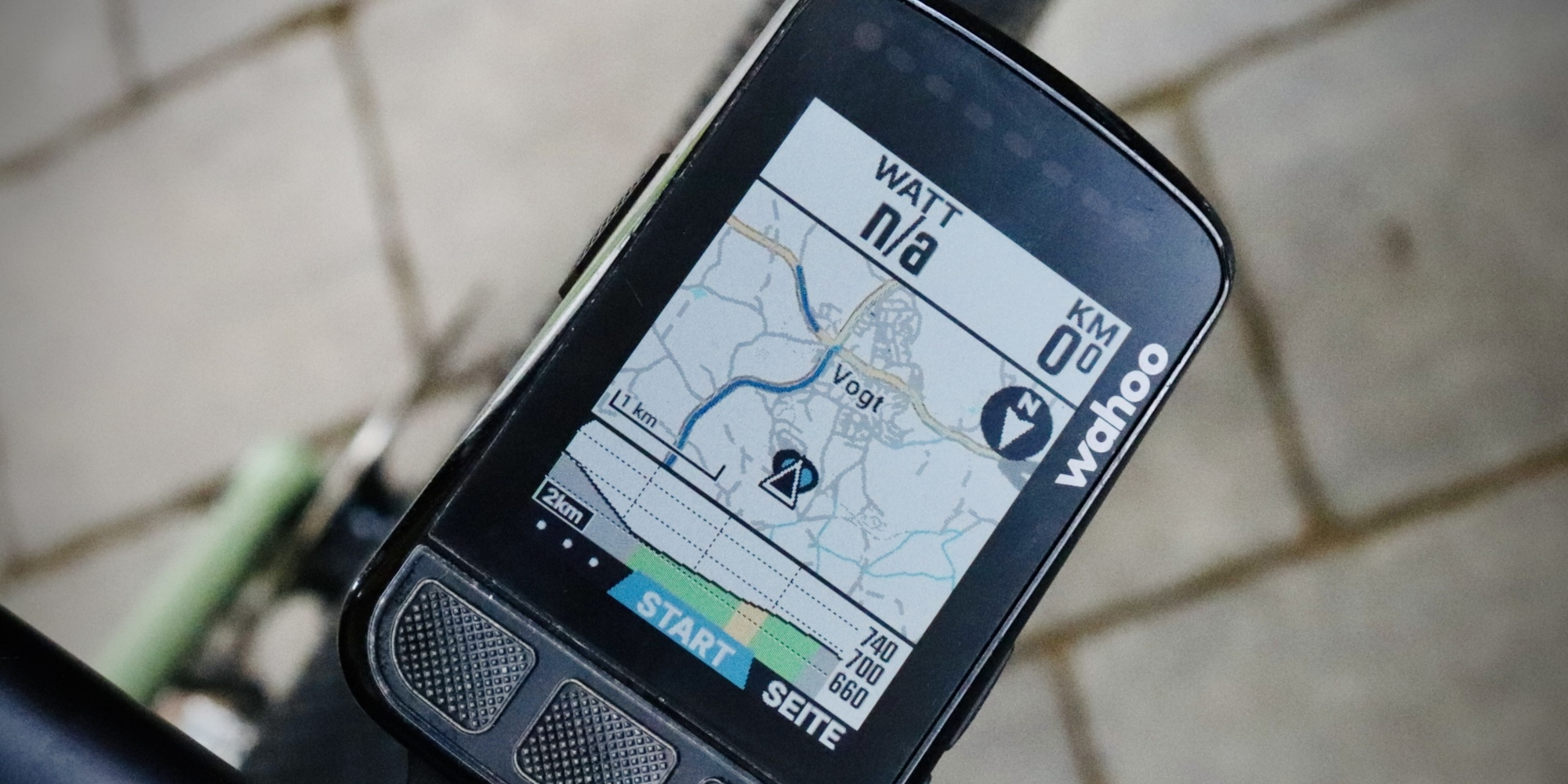 Fahrradcomputer mit Kartendarstellung und Navigationsinformationen.