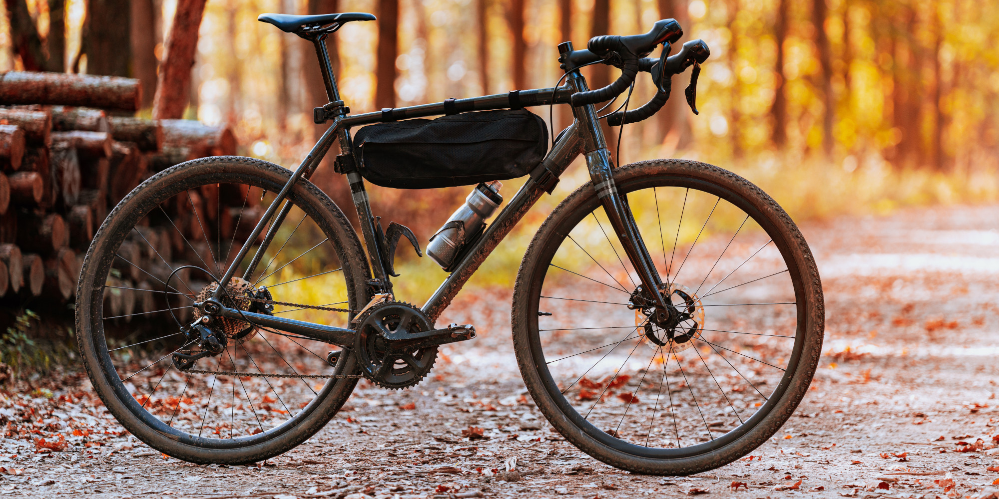 Gravelbike orangenes Gravelbike lehnt an einer Wand