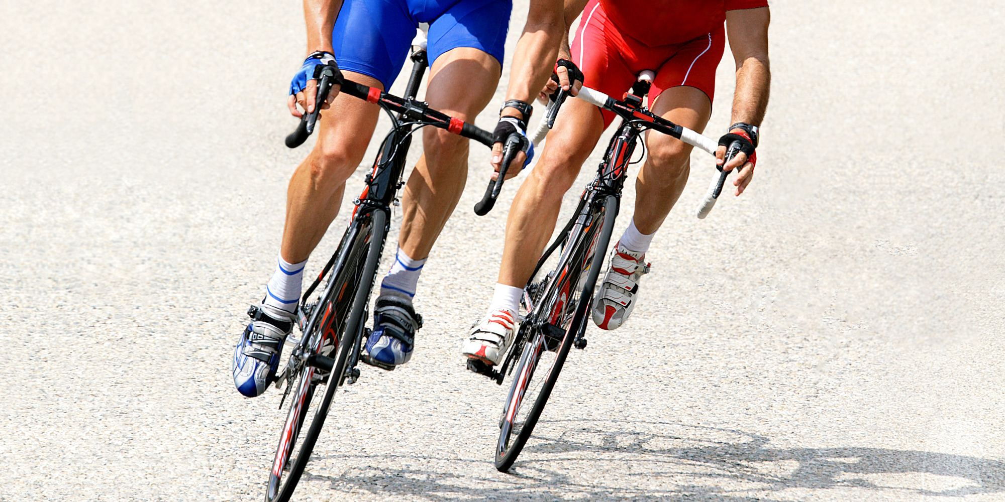 Zwei Rennradfahrer fahren auf einer asphaltierten Straße