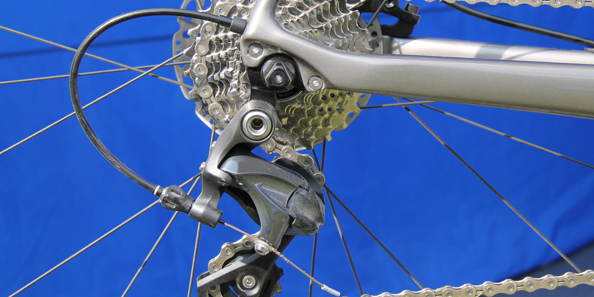 Detailaufnahme einer Fahrradschaltung vor blauem Hintergrund.