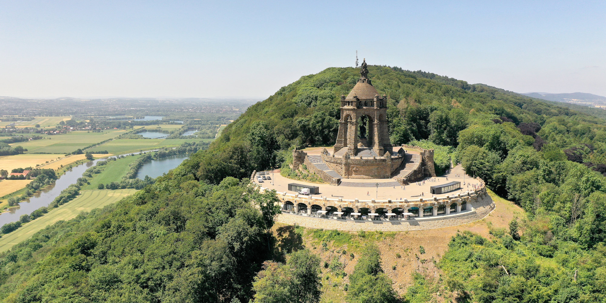 Luftaufnahme des Kaiser-Wilhelm-Denkmals auf einem Hügel mit weitläufigem Grün