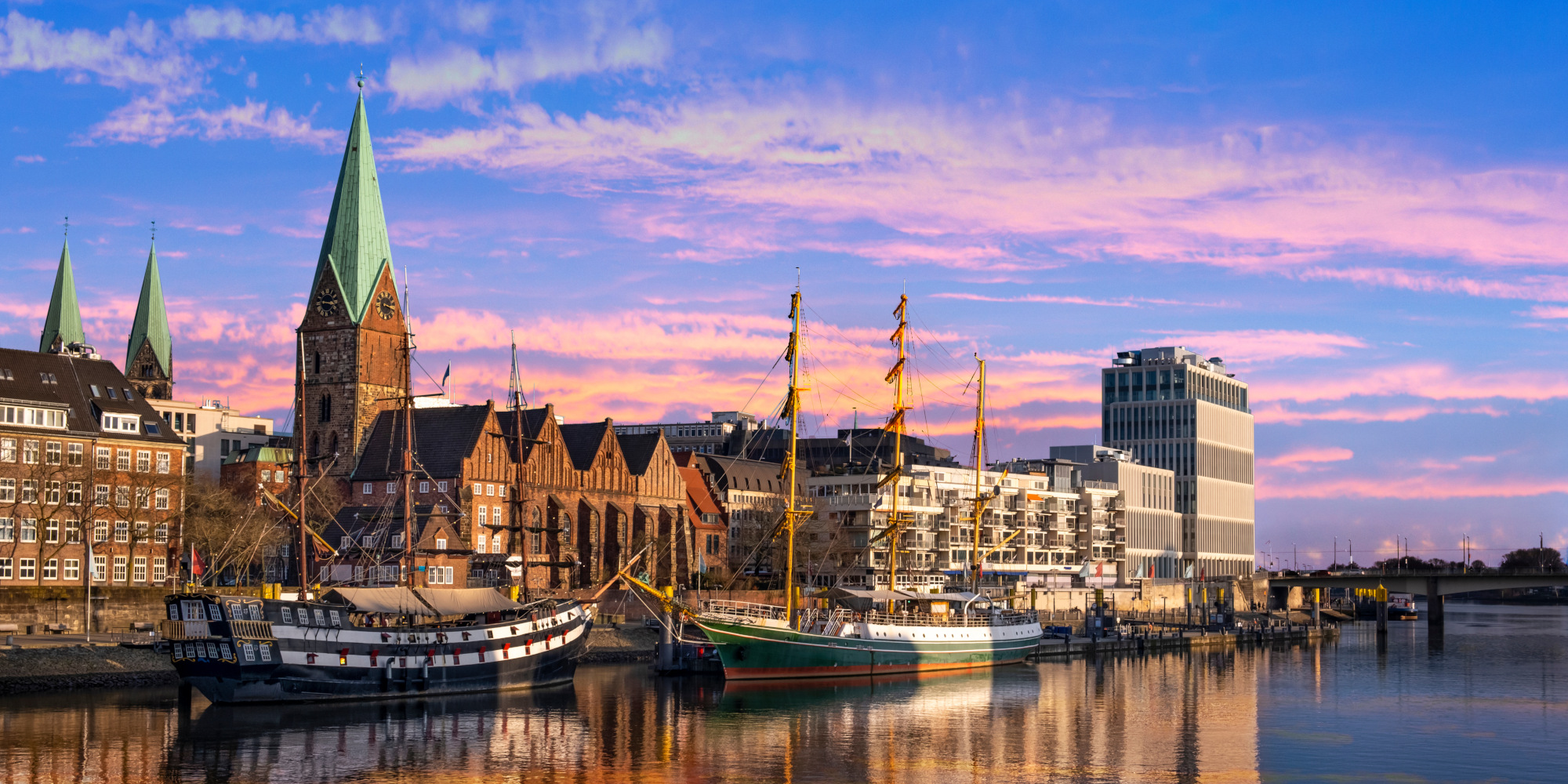 Bremen Weser mit Promenade und Schiffen