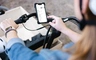 Frau auf Lastenrad benutzt Fahrradpass in der linexo App