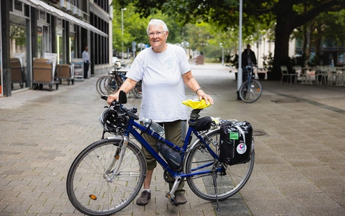 Marta Binder bei ihrem jährlichen Besuch bei Unterstützer linexo mit ihrem Fahrrad