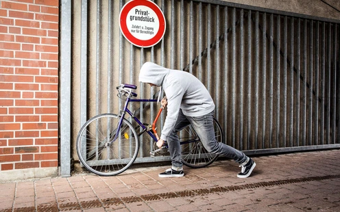 Dieb klaut ein Fahrrad