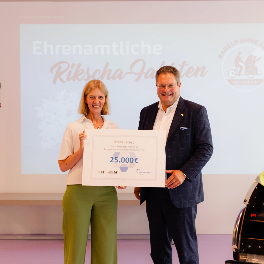 Übergabe der Spende für die Aktion "Radeln ohne Alter"