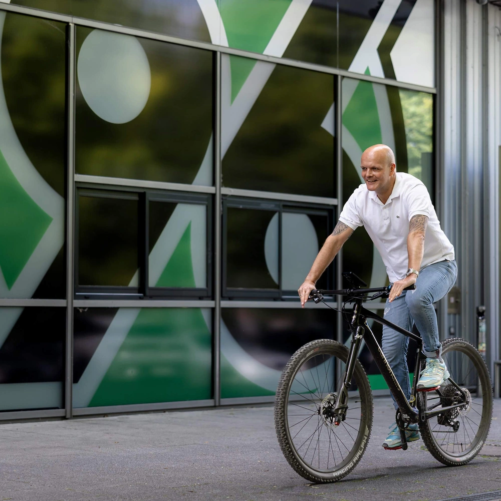 Tobias Brinkmann, Personalleiter bei Hannover 96, auf seinem Leasing-Bike