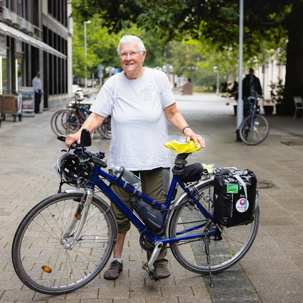 Marta Binder bei ihrem jährlichen Besuch bei Unterstützer linexo by Wertgarantie Marta Binder mit ihrem Fahrrad beim Besuch bei linexo
