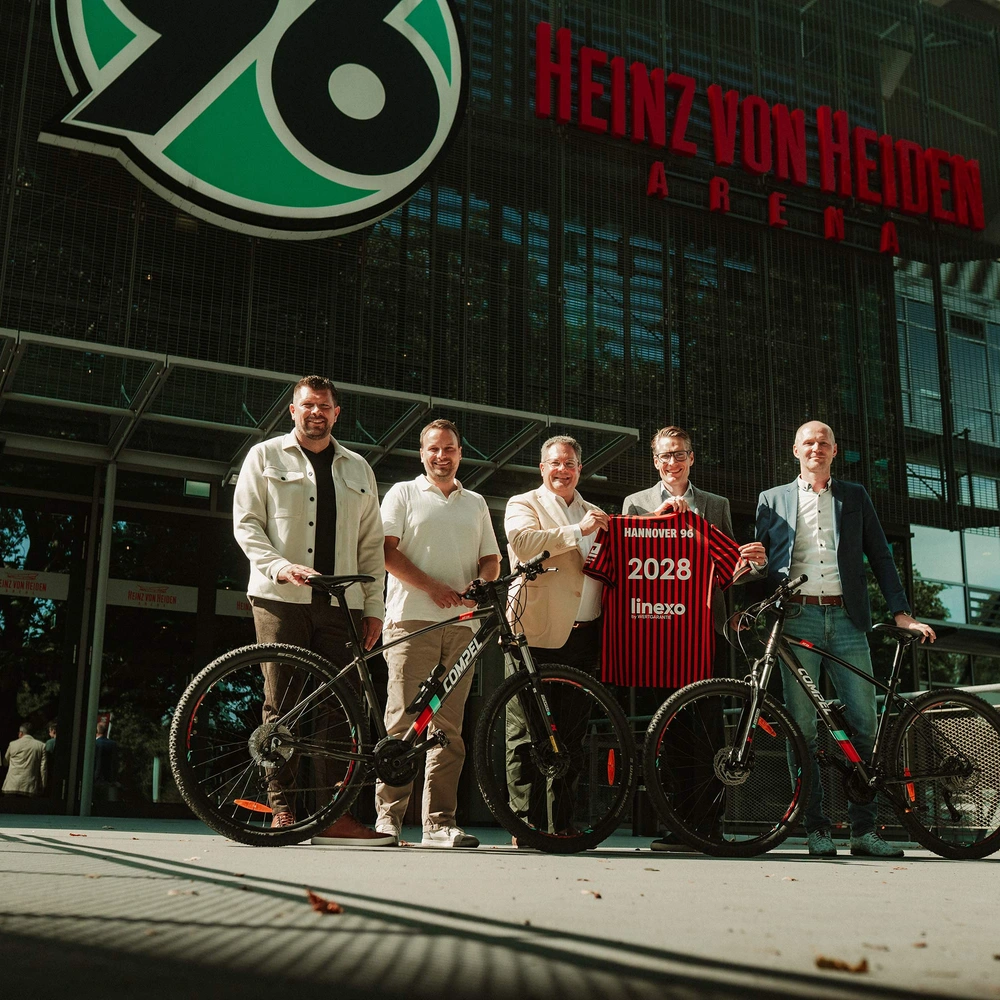 Für mehr Fahrrad und Fußball v. l. Christian Woike und Arne Buchholz (Sportfive), Patrick Döring (WERTGARANTIE Group), Henning Bindzus (Hannover 96) und Sören Hirsch (linexo by Wertgarantie) Hannover 96 und linexo Vertreter zum Start der Mobilitätspartnerschaft