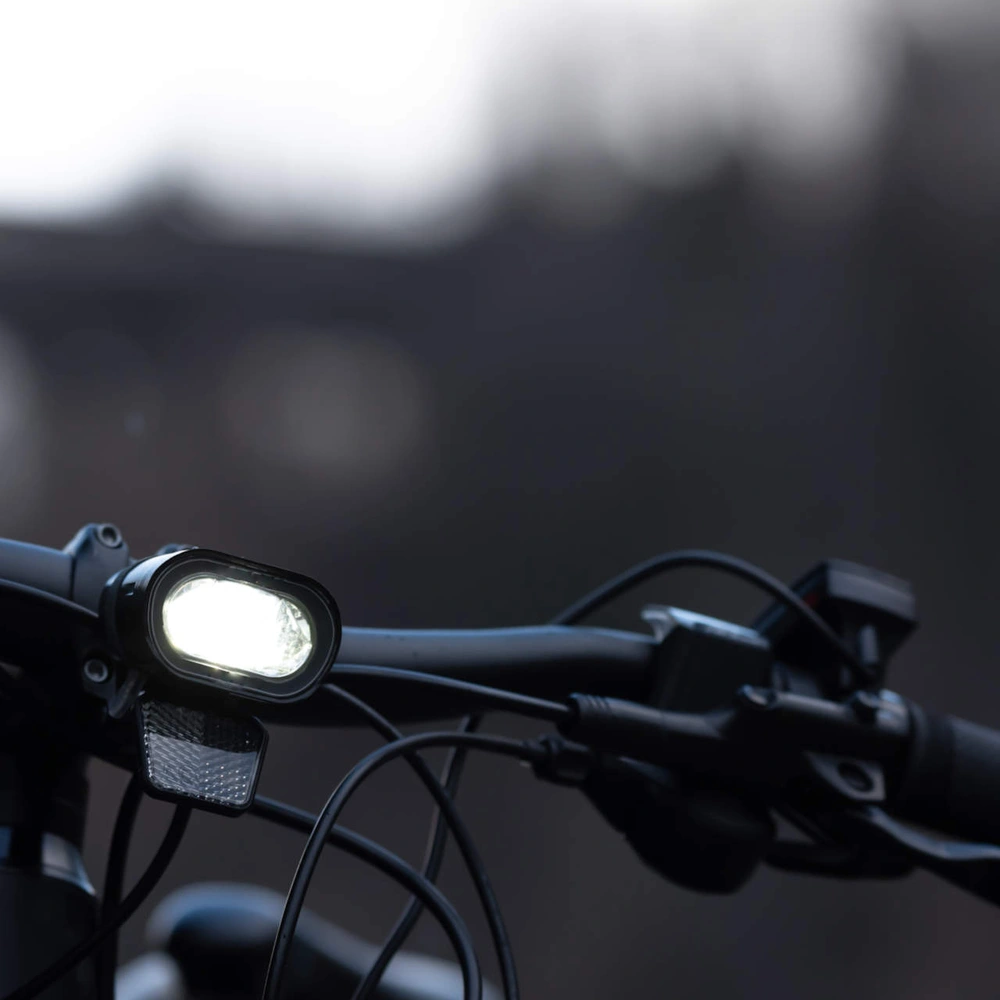 E-Bike Aufkleber - damit auch Sie im dunkeln sicher bleiben Nahaufnahme eines E-Bikes in der Dämmerung