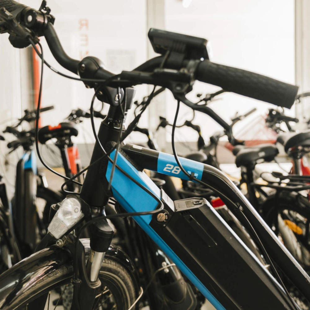 Viele E-Bikes nebeneinander gereiht