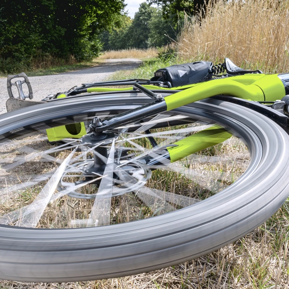 Liegendes Fahrrad am Straßenrad